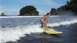 riding wave panama surf school