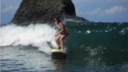 surfing wave panama surf school